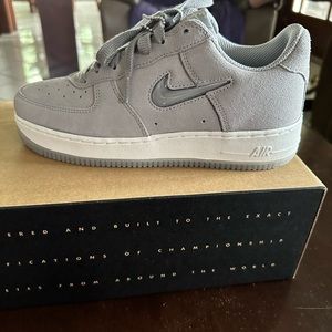 NWT Nike Air Force 1 low retro ( Smoke Grey )